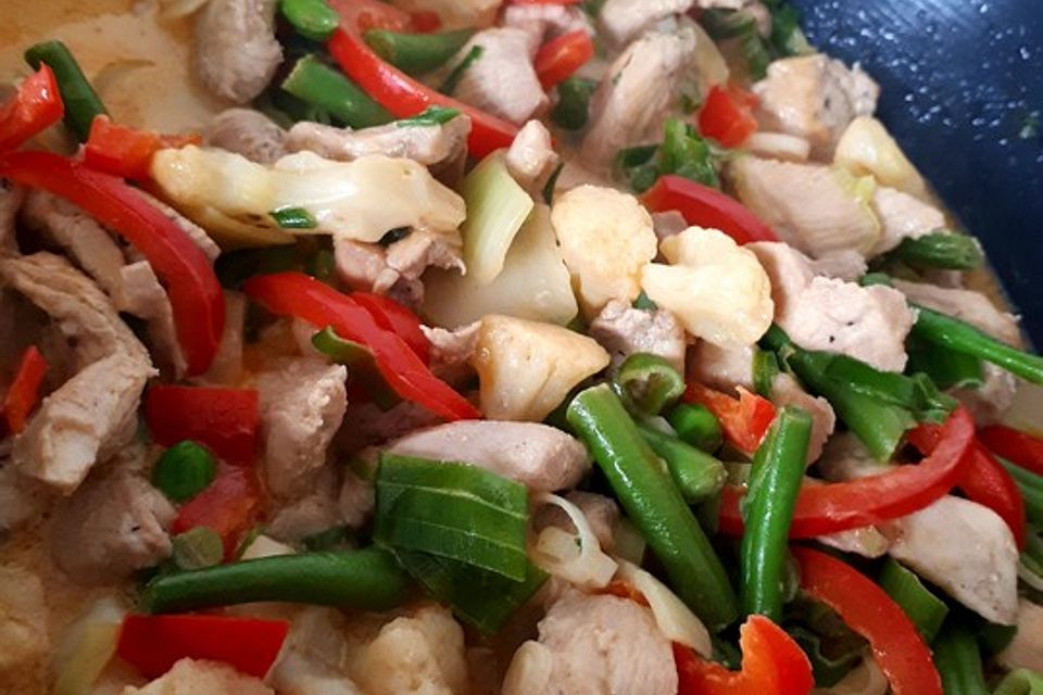 Thaicurry mit Hähnchenbrust und Kokosmilch