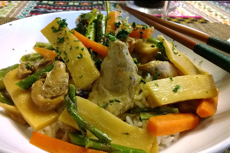 Thaicurry mit Hähnchenbrust und Kokosmilch