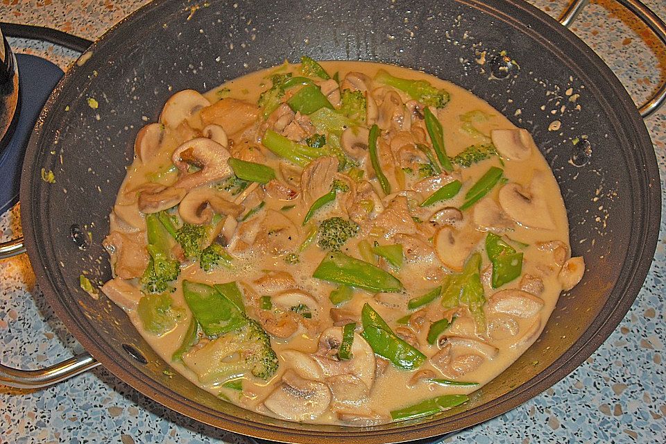 Thaicurry mit Hähnchenbrust und Kokosmilch