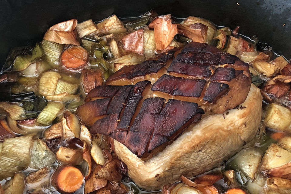 Krustenbraten vom Schwein mit Kartoffelpüree und Karamellsauerkraut