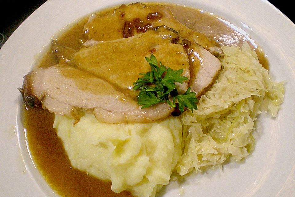 Krustenbraten vom Schwein mit Kartoffelpüree und Karamellsauerkraut