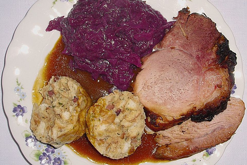 Krustenbraten vom Schwein mit Kartoffelpüree und Karamellsauerkraut