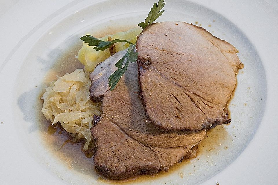 Krustenbraten vom Schwein mit Kartoffelpüree und Karamellsauerkraut