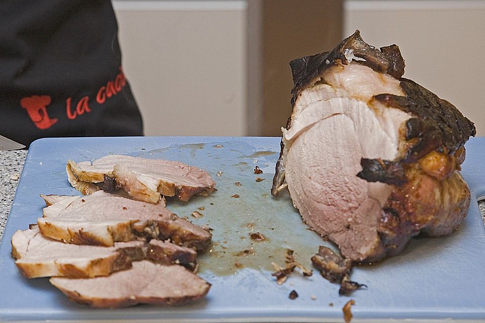 Krustenbraten vom Schwein mit Kartoffelpüree und Karamellsauerkraut