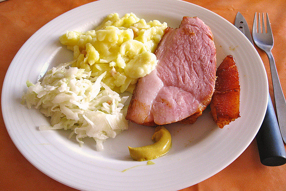 Krustenbraten vom Schwein mit Kartoffelpüree und Karamellsauerkraut