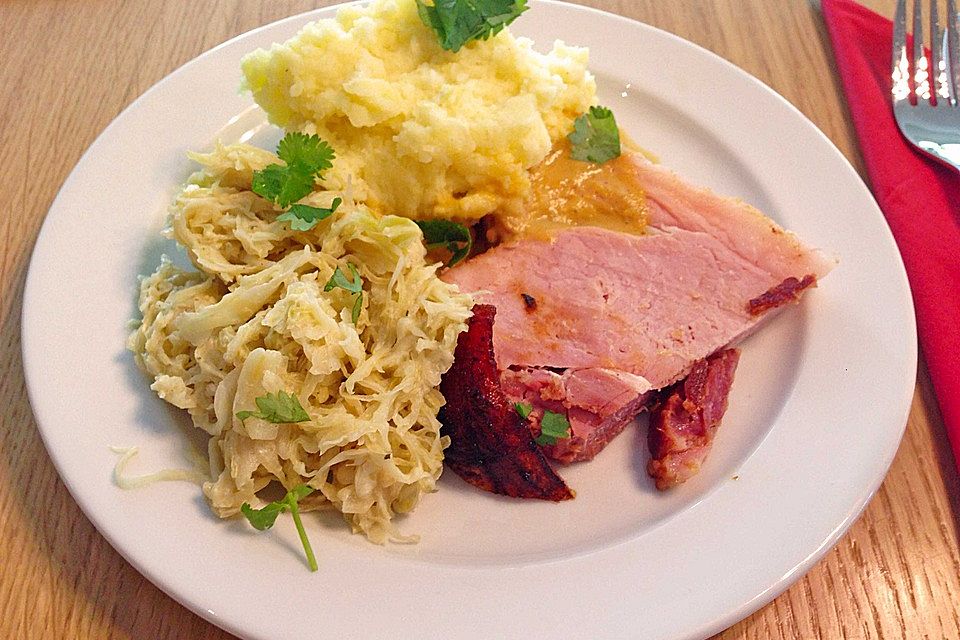 Krustenbraten vom Schwein mit Kartoffelpüree und Karamellsauerkraut