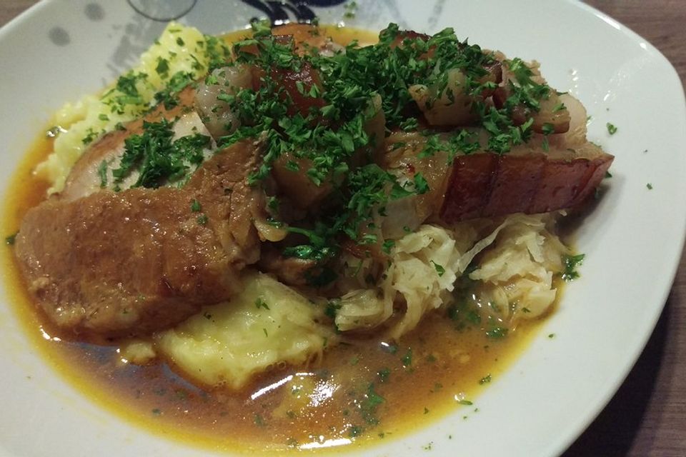 Krustenbraten vom Schwein mit Kartoffelpüree und Karamellsauerkraut