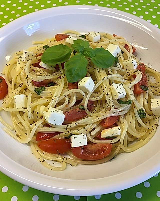 Spaghetti mit Tomaten, Mozzarella und Basilikum