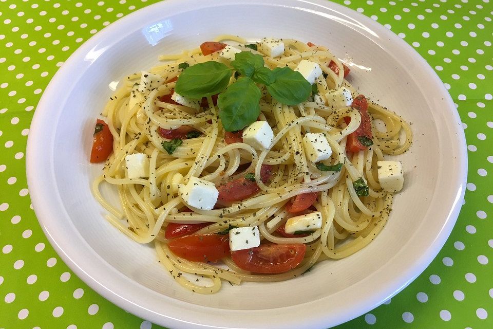 Spaghetti mit Tomaten, Mozzarella und Basilikum