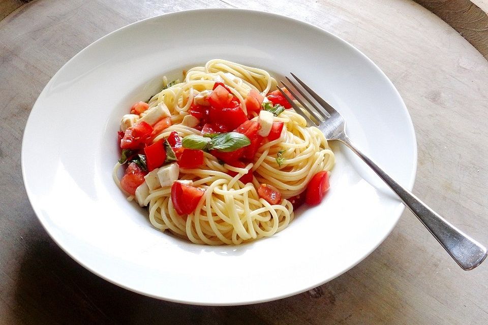 Spaghetti mit Tomaten, Mozzarella und Basilikum