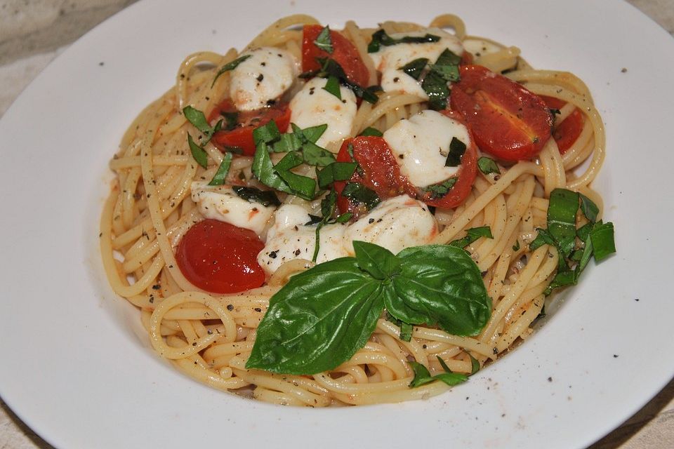 Spaghetti mit Tomaten, Mozzarella und Basilikum