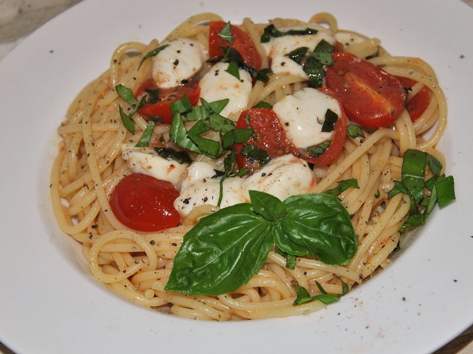 Spaghetti mit Tomaten, Mozzarella und Basilikum von strandengel| Chefkoch