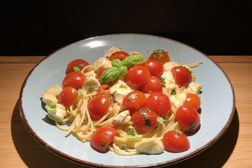 Spaghetti mit Tomaten, Mozzarella und Basilikum