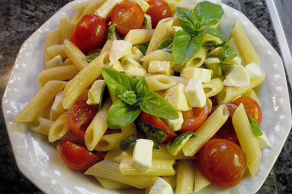 Spaghetti mit Tomaten, Mozzarella und Basilikum