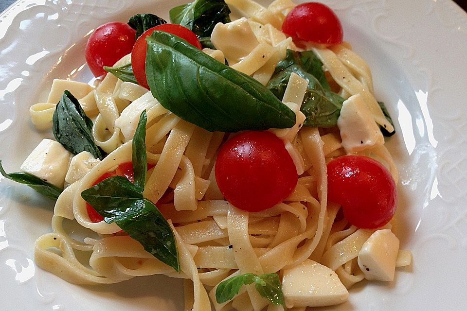 Spaghetti mit Tomaten, Mozzarella und Basilikum