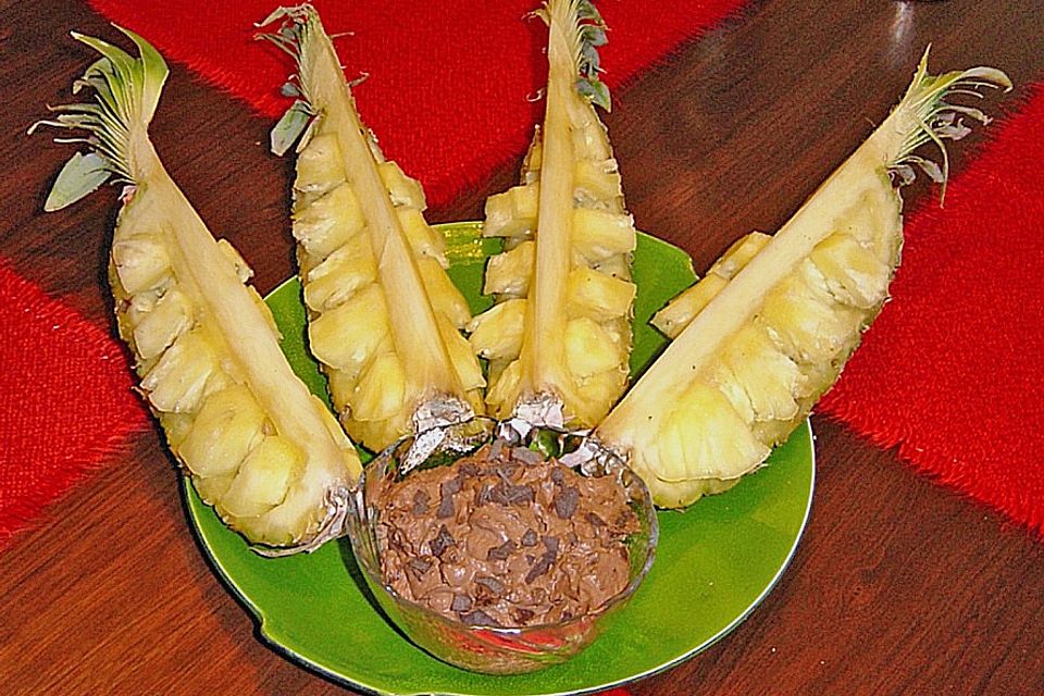 Schokosahne auf Ananas