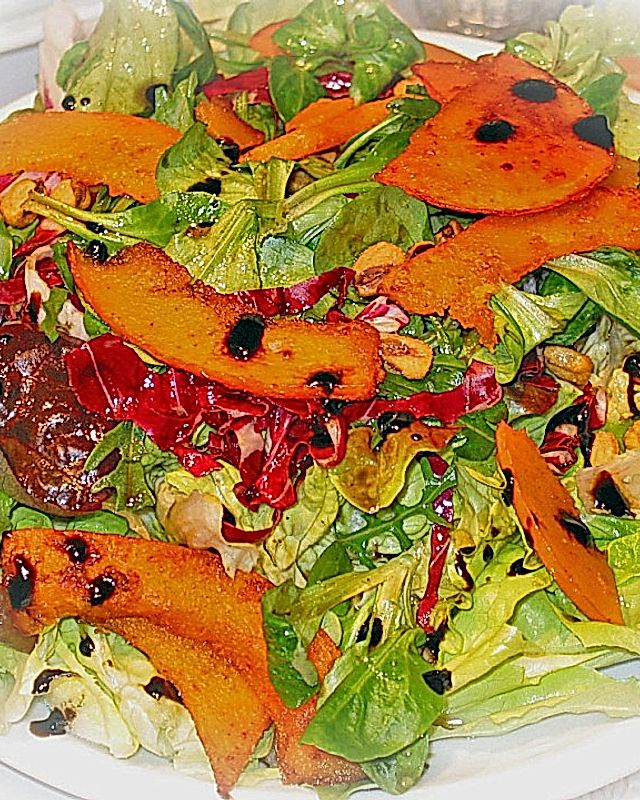 Herbstlicher Blattsalat mit gebratenen Kürbisspalten, Kernöl - Apfeldressing und Knuspermais