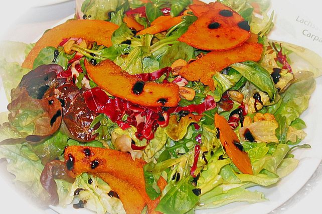 Herbstlicher Blattsalat mit gebratenen Kürbisspalten, Kernöl ...