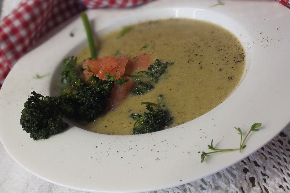 Brokkolicremesuppe mit Räucherlachs