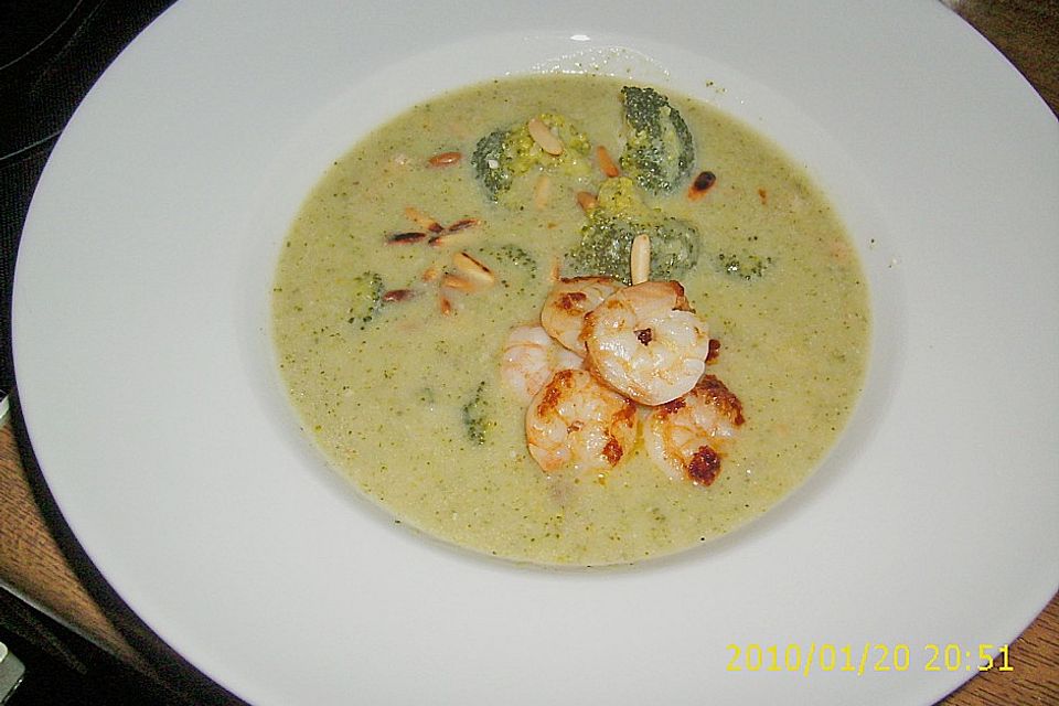 Brokkolicremesuppe mit Räucherlachs