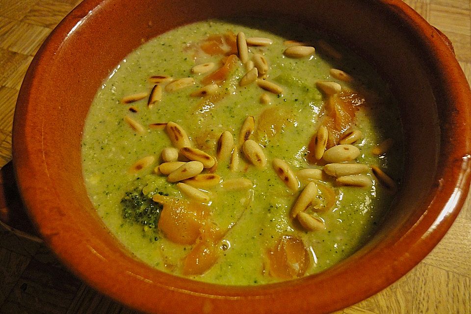 Brokkolicremesuppe mit Räucherlachs