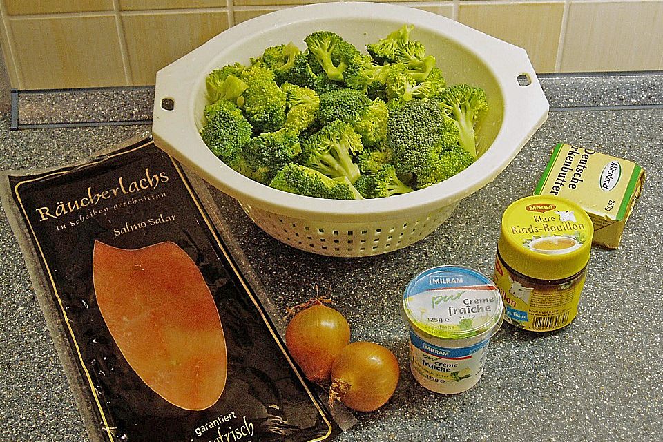 Brokkolicremesuppe mit Räucherlachs