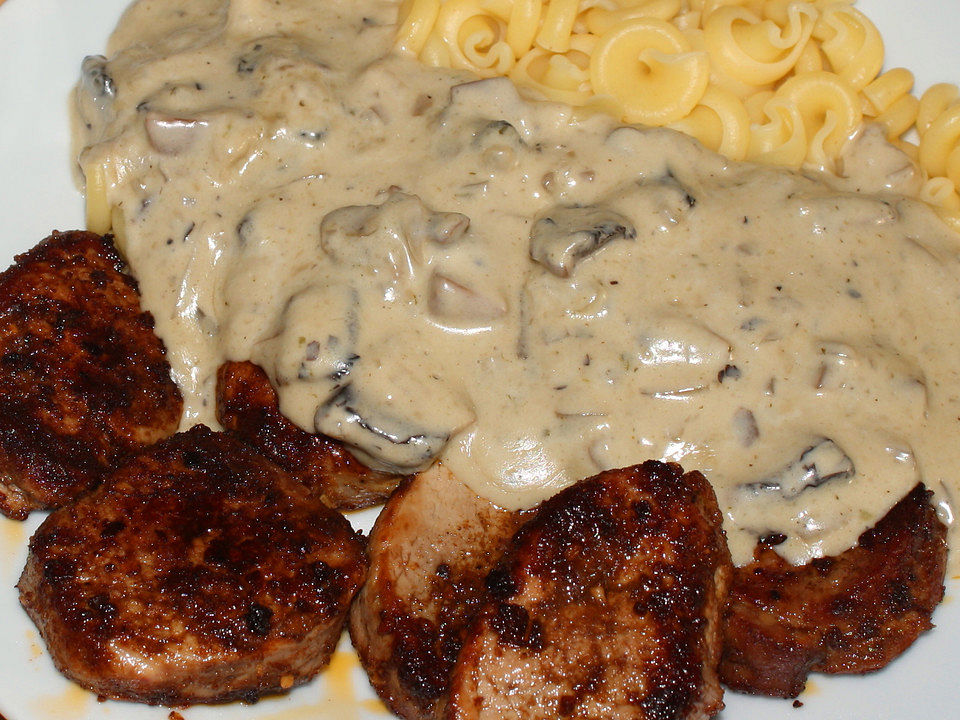 Medaillons vom Schwein in Champignon - Sahnesoße mit grünen Tagliatelle ...