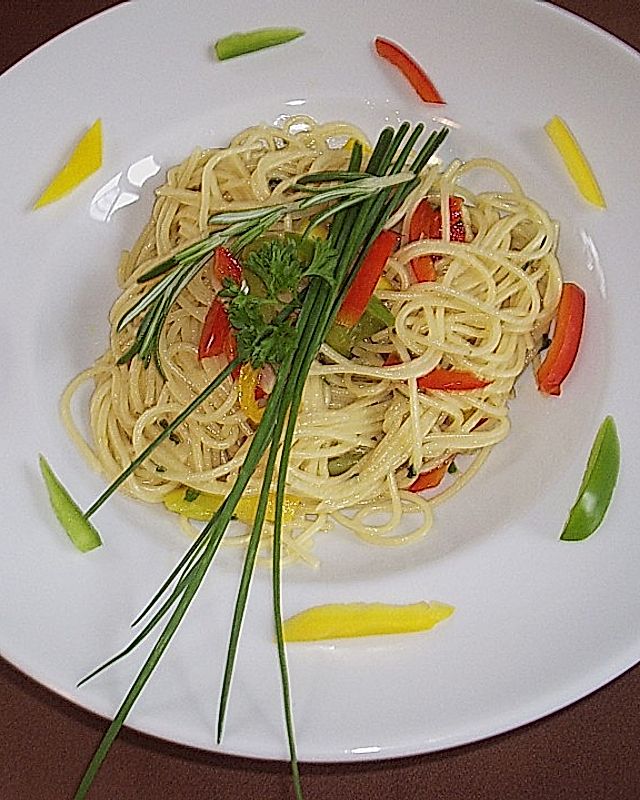 Dreadys Spaghetti aglio, olio, cipolle e peperoni tricolore con erbe aromatiche