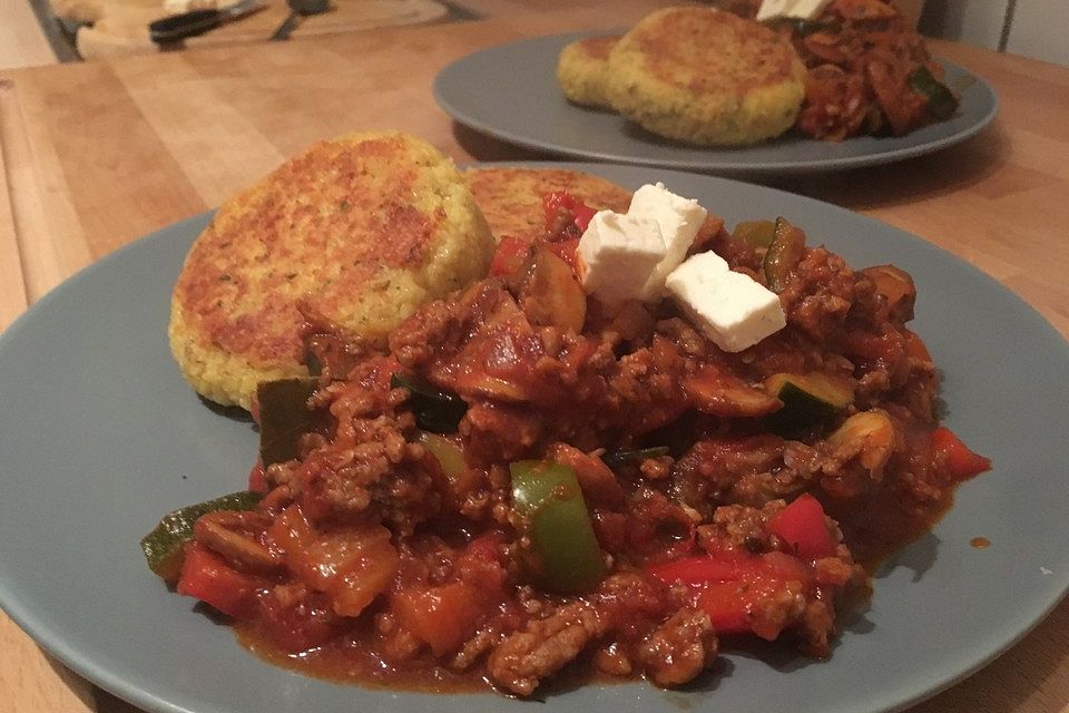 Gemüsetopf mit Paprika, Hackfleisch, Zucchini und Pilzen