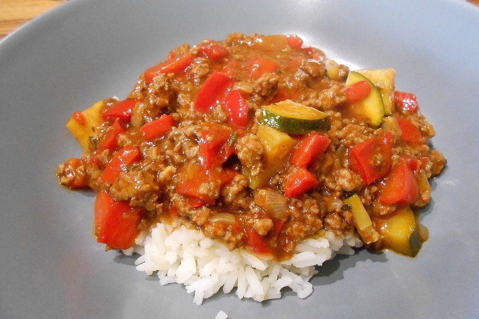 Gemüsetopf mit Paprika, Hackfleisch, Zucchini und Pilzen