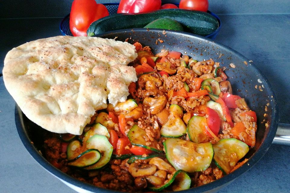 Gemüsetopf mit Paprika, Hackfleisch, Zucchini und Pilzen