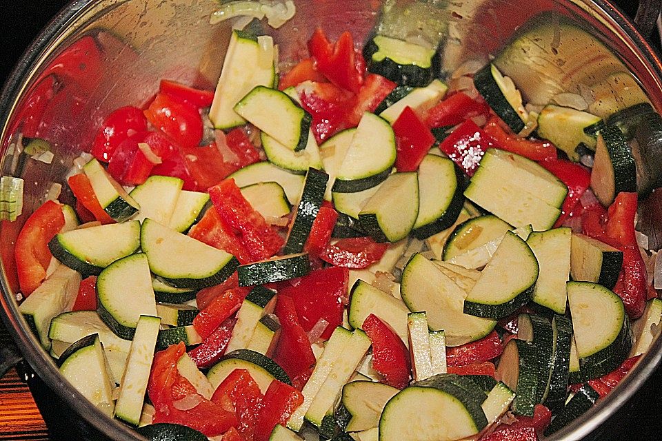 Gemüsetopf mit Paprika, Hackfleisch, Zucchini und Pilzen