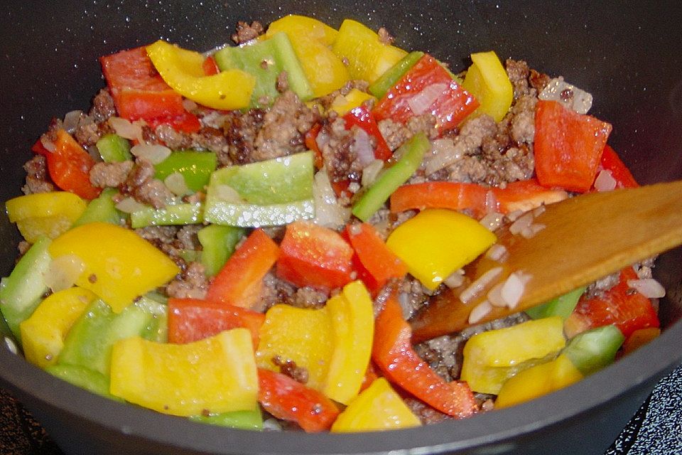 Gemüsetopf mit Paprika, Hackfleisch, Zucchini und Pilzen