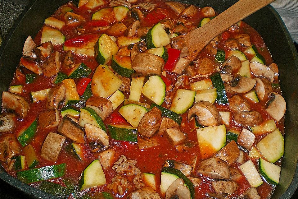 Gemüsetopf mit Paprika, Hackfleisch, Zucchini und Pilzen