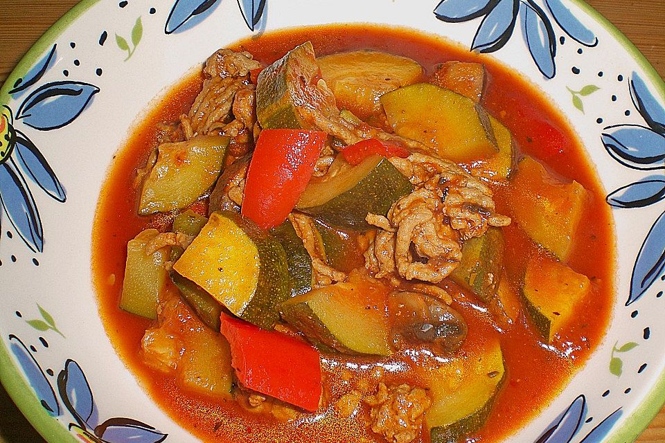 Gemüsetopf mit Paprika, Hackfleisch, Zucchini und Pilzen