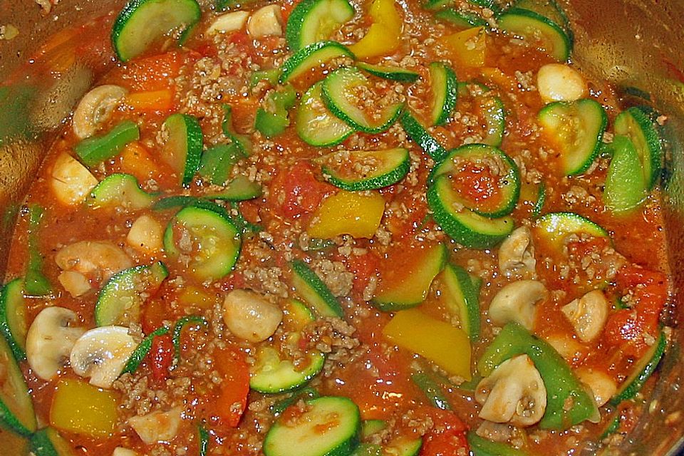 Gemüsetopf mit Paprika, Hackfleisch, Zucchini und Pilzen