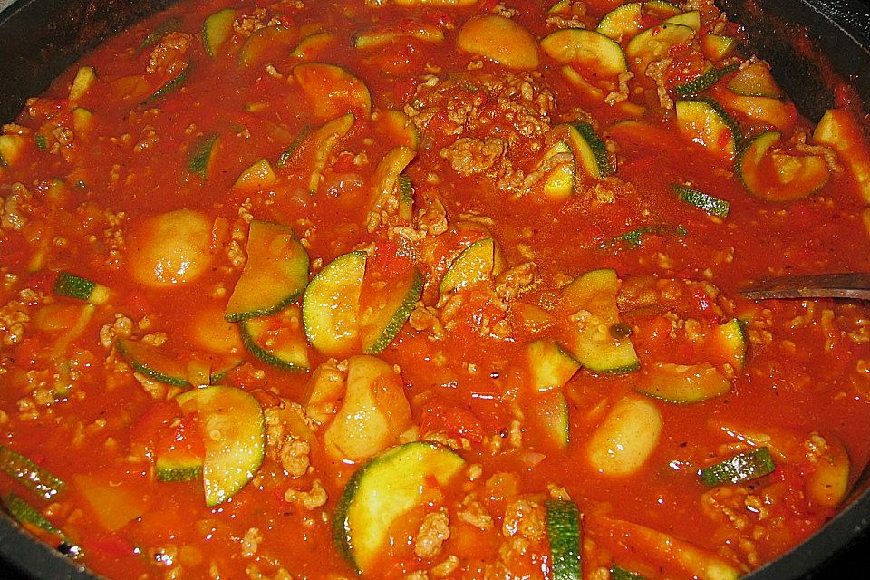 Gemüsetopf mit Paprika, Hackfleisch, Zucchini und Pilzen