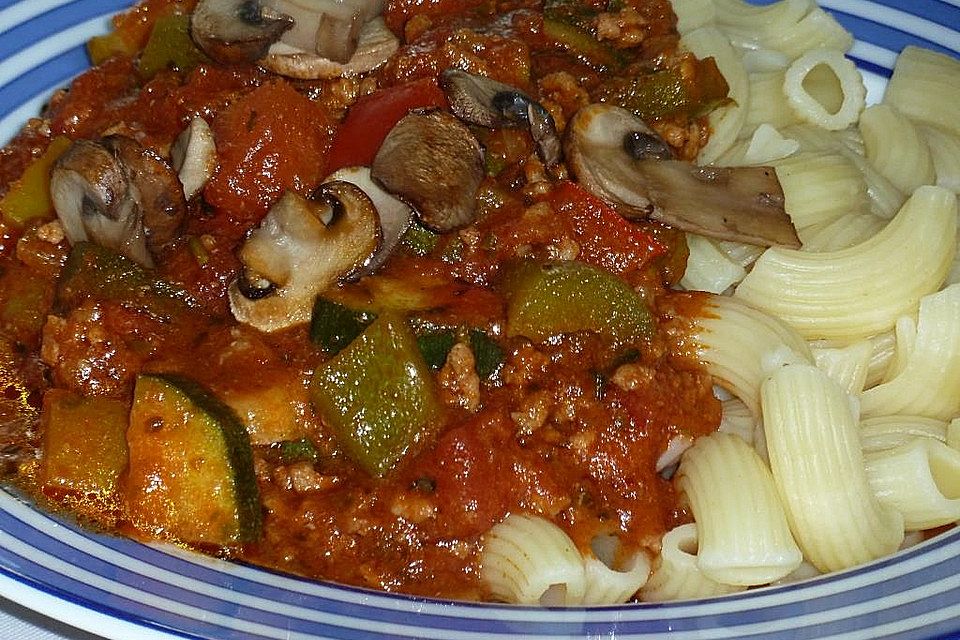 Gemüsetopf mit Paprika, Hackfleisch, Zucchini und Pilzen