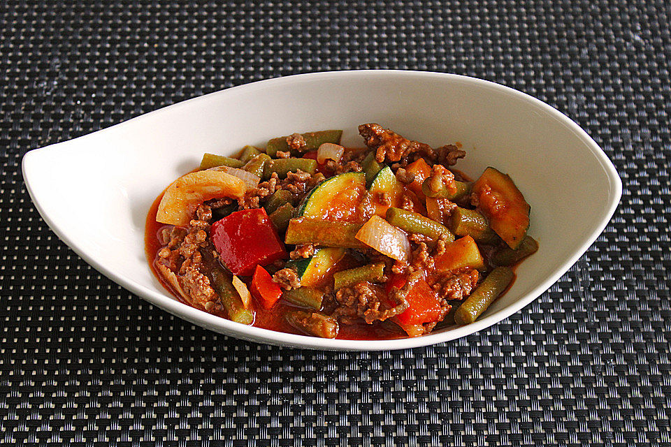 Gemüsetopf mit Paprika, Hackfleisch, Zucchini und Pilzen