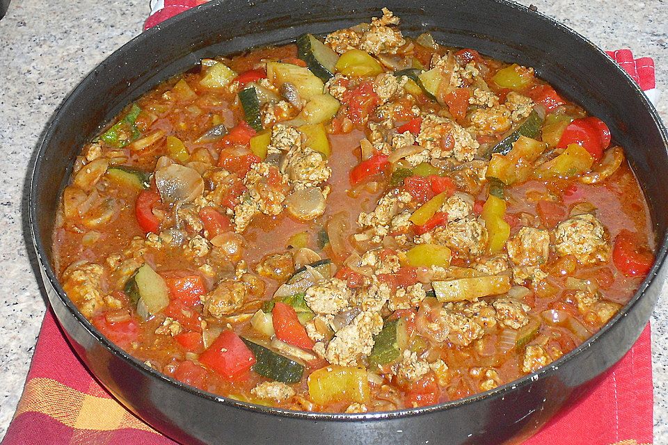 Gemüsetopf mit Paprika, Hackfleisch, Zucchini und Pilzen