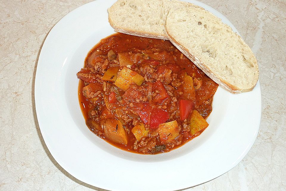 Gemüsetopf mit Paprika, Hackfleisch, Zucchini und Pilzen