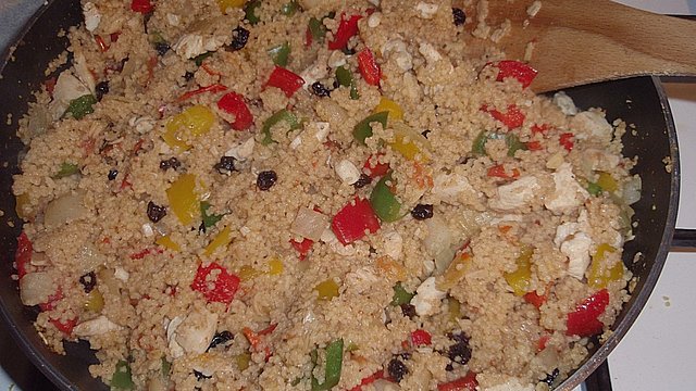 Couscous mit Hähnchenfleisch, Rosinen, Mandeln und Pinienkernen von simoon
