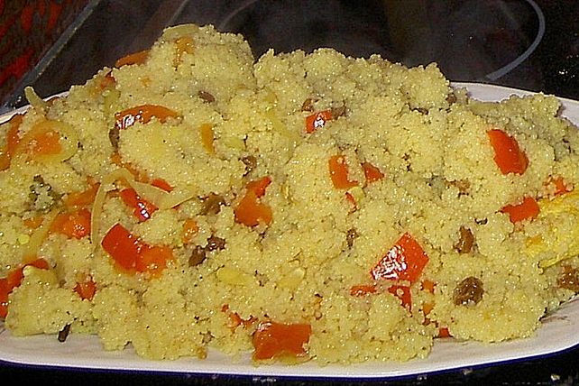 Couscous mit Hähnchenfleisch, Rosinen, Mandeln und Pinienkernen von ...