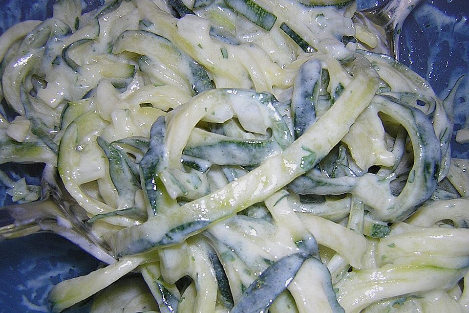 Zucchinisalat mit Joghurtdressing