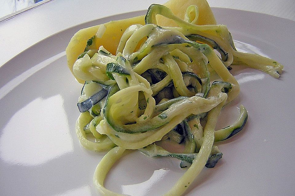 Zucchinisalat mit Joghurtdressing