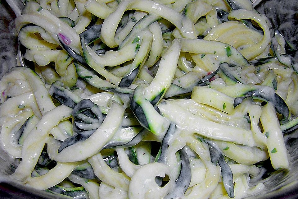 Zucchinisalat mit Joghurtdressing