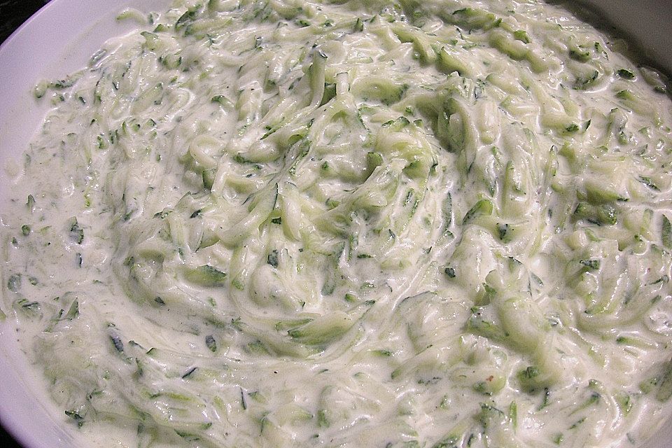 Zucchinisalat mit Joghurtdressing