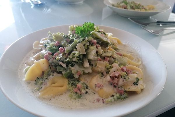 Tortelloni mit Brokkoli - Schinken - Sahne - Sauce von leckeressen ...