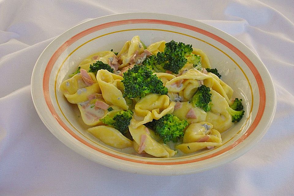 Tortelloni mit Brokkoli - Schinken - Sahne - Sauce