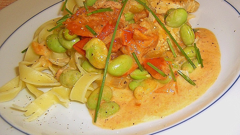 Gebratene Marinierte Putenstreifen Auf Bandnudeln Mit Wurziger Tomaten Sahne Sauce Von Pimpi Chefkoch